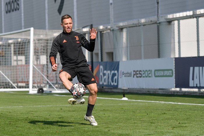 包含波尔图赛前远射贴柱马龙怒砍53分之后，转会期里昂备战欧冠的词条