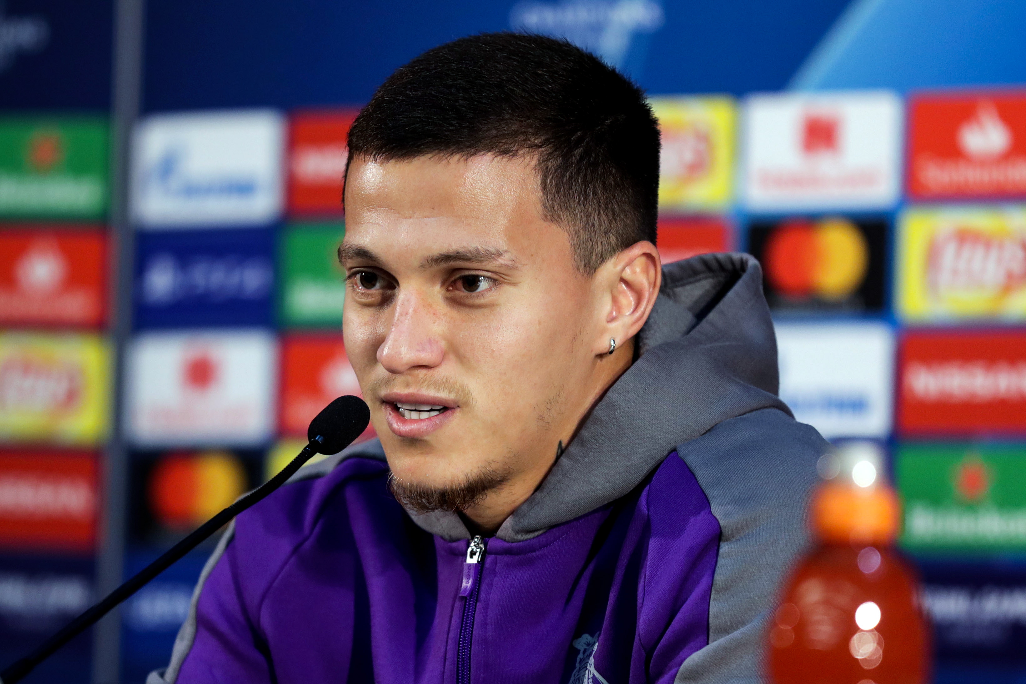 包含波尔图赛前远射贴柱马龙怒砍53分之后，转会期里昂备战欧冠的词条